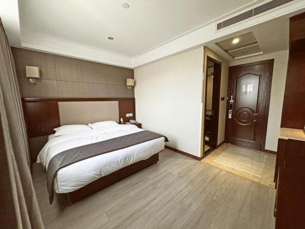Greentree Alliance Disneyland North Gate Shanghai
